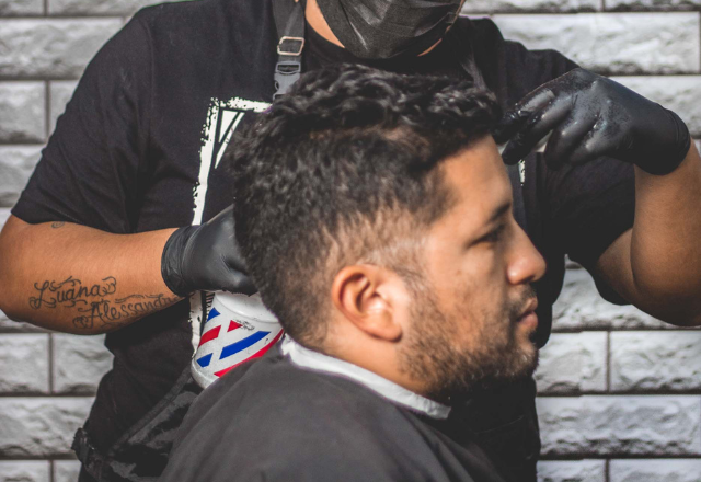 barber cutting